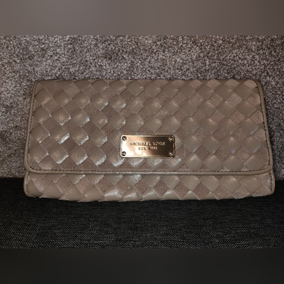 Michael Kors Handbags - Preowned Michael Kors‎ texture weaved Clutch